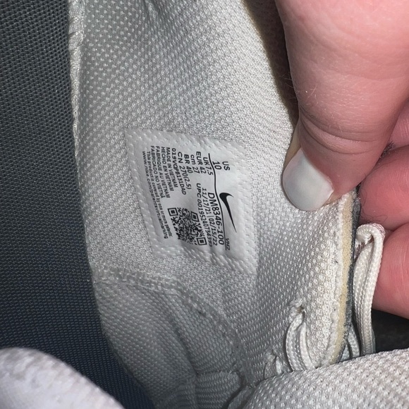 Women’s Nike Max - Picture 3 of 3